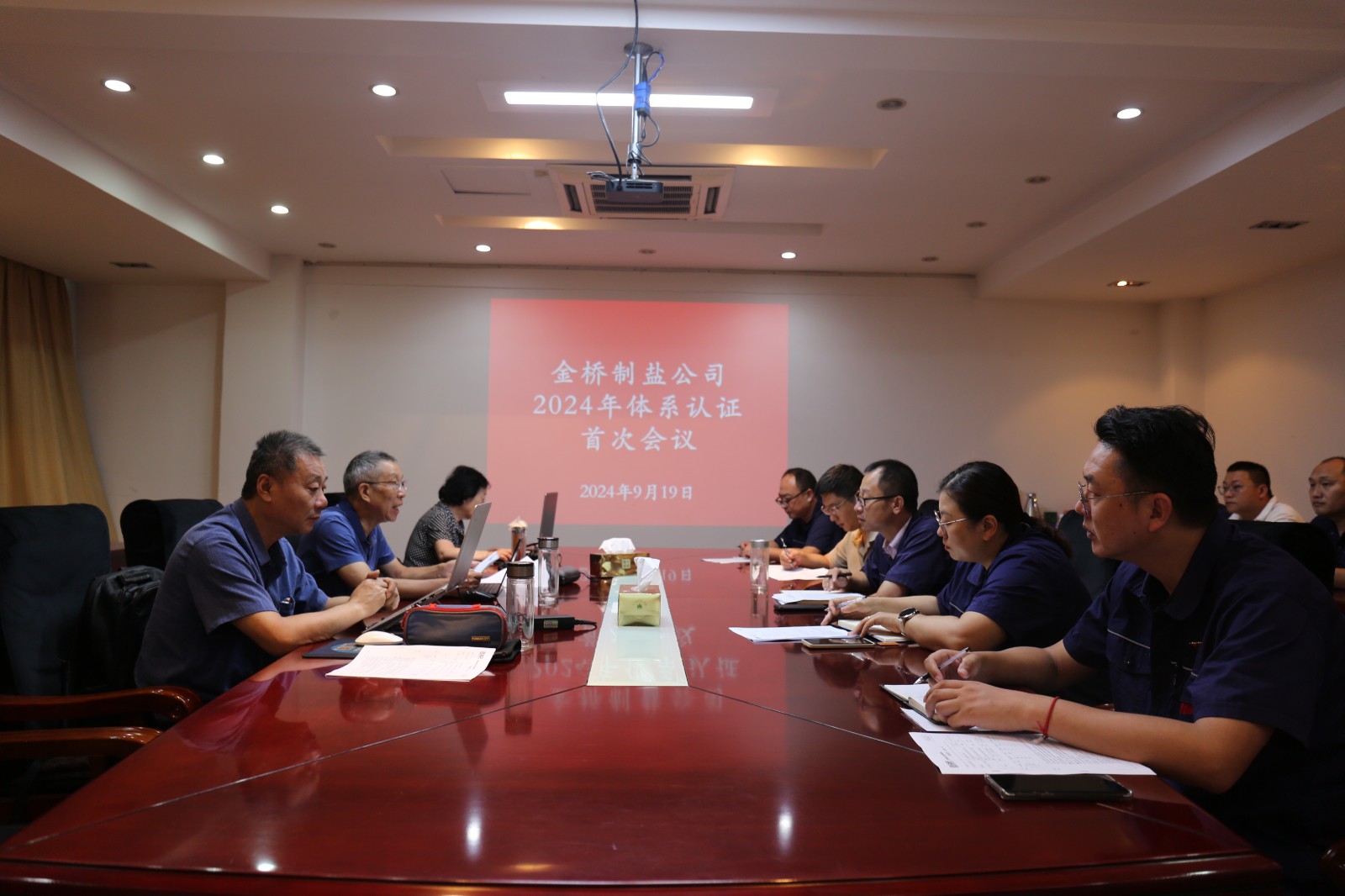 近日，金橋制鹽公司通過北京世標(biāo)認(rèn)證中心審核，給予食品安全管理體系、環(huán)境管理體系和職業(yè)健康安全管理體系認(rèn)證“保持認(rèn)證資格”的監(jiān)督審核結(jié)論，給予質(zhì)量管理體系認(rèn)證“再次注冊”的再認(rèn)證審核結(jié)論。通過審核，是對公司精細(xì)化管理成果的檢驗(yàn)，促進(jìn)公司內(nèi)控管理水平持續(xù)提升。（李曉月）